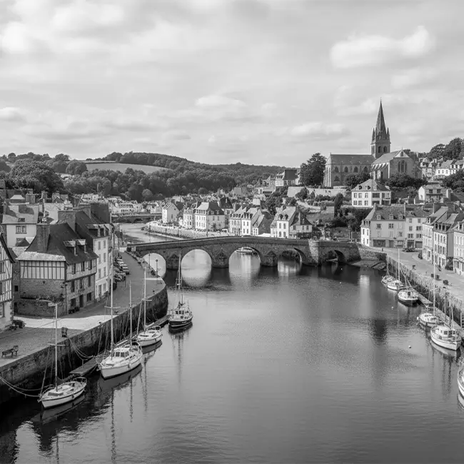 prise de vue de auray en noir et blanc en bretagne pour enquete privé détective aquila