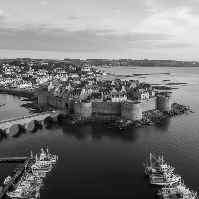 prise de vue de la ville de concarneau en noir et blanc en bretagne pour enquete privé détective aquila