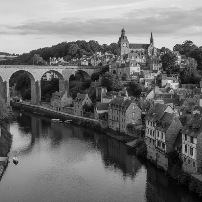 prise de vue de dinan en noir et blanc en bretagne pour enquete privé détective aquila